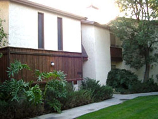 Building Photo - 105 Real Rd