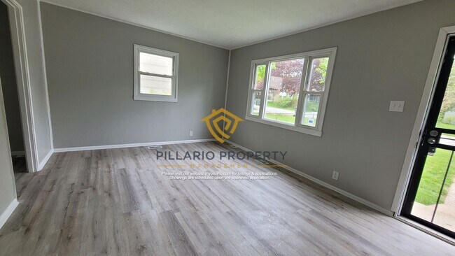 Building Photo - Discover this beautifully renovated 3-bedroom, 1-bathroom gem.