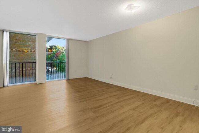 Foto del edificio - 4600 S Four Mile Run Dr