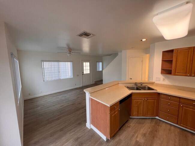 Building Photo - Las Brisas/3 Bed/2.5 Bath/3 PK
