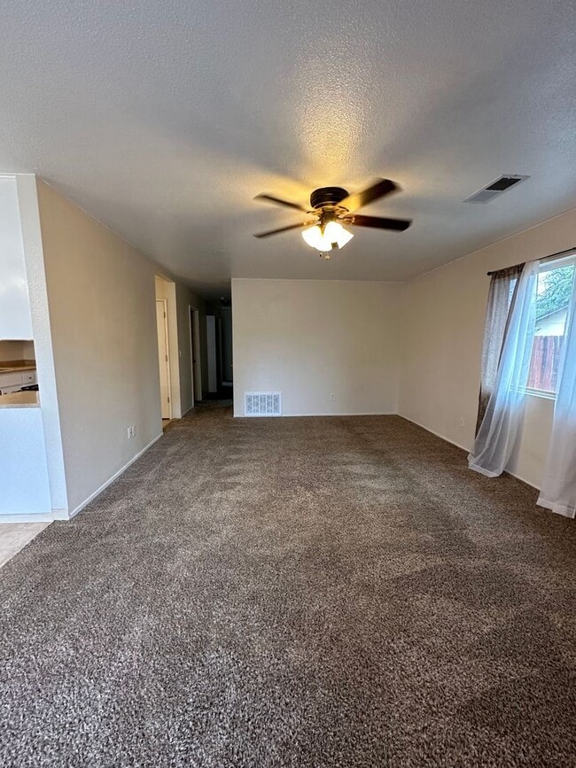 Building Photo - Cute well maintained home, convenient Anderson location