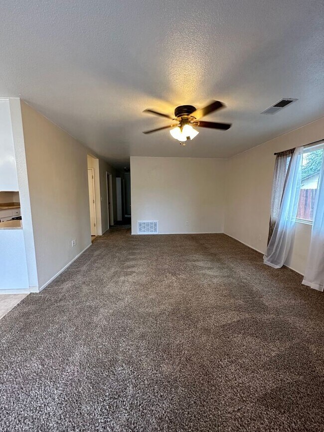 Foto del edificio - Cute well maintained home, convenient Anderson location