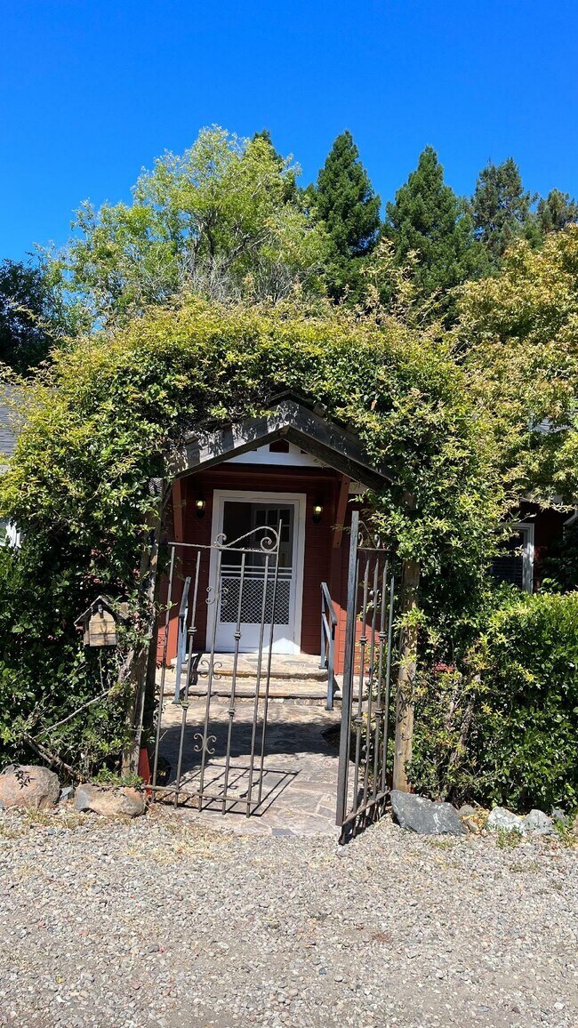 Building Photo - 418 Maple St