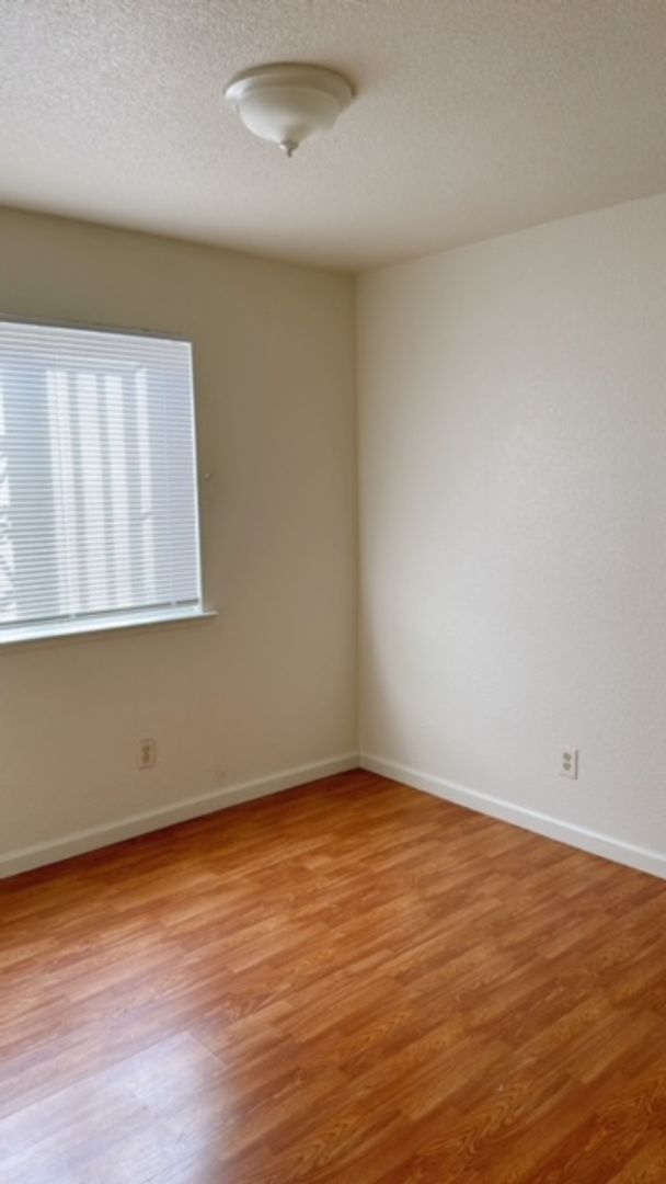 Building Photo - Walking distance to San Joaquin Elementary