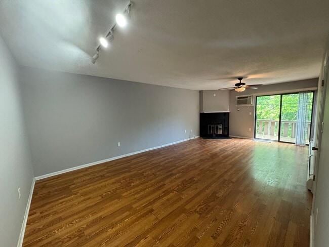 Building Photo - Spacious Shoreline 2 Bedroom Condo
