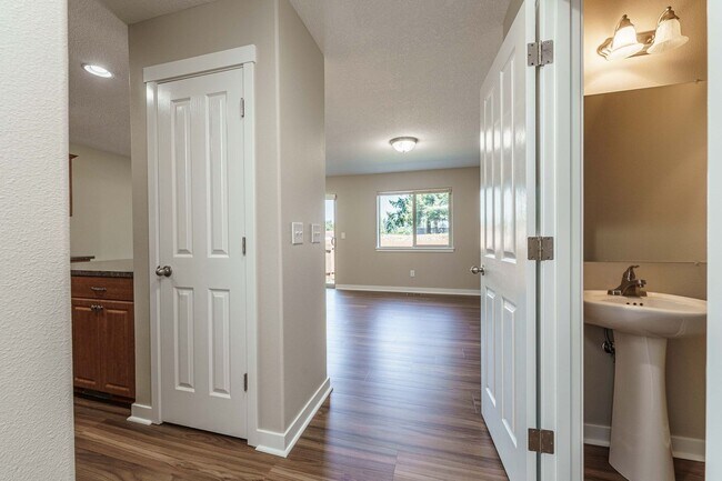 Foto del edificio - ASK ABOUT AUGUST MOVE IN SPECIAL 3 Bedroom...