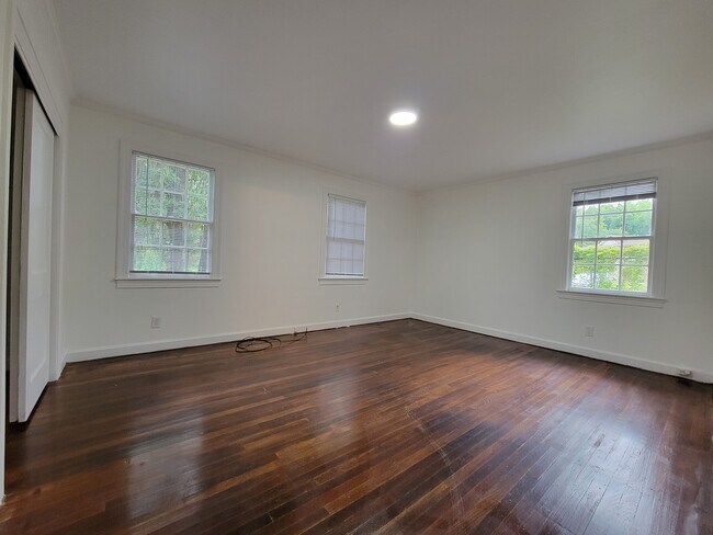 Building Photo - 4916 La Roche Ave