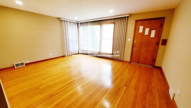 Building Photo - 705 Oakton St