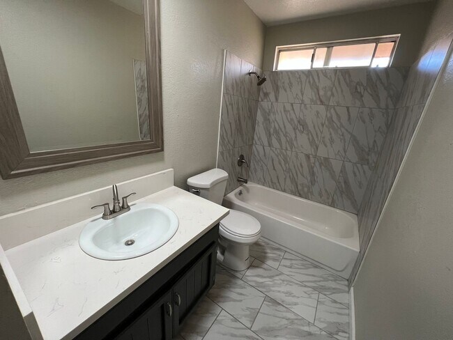 Foto del edificio - 513 E Ridgecrest Blvd