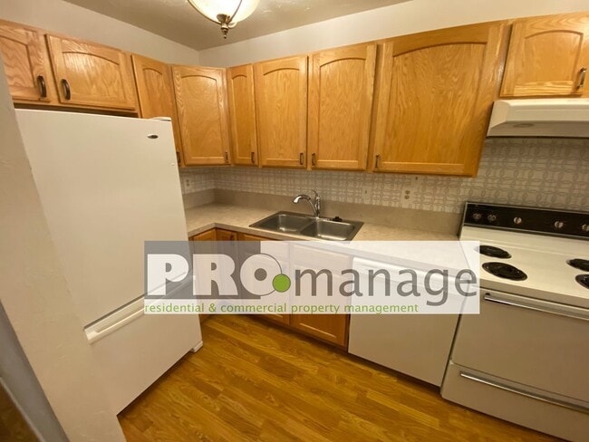Building Photo - 3bd/2ba condo with gym and pool access