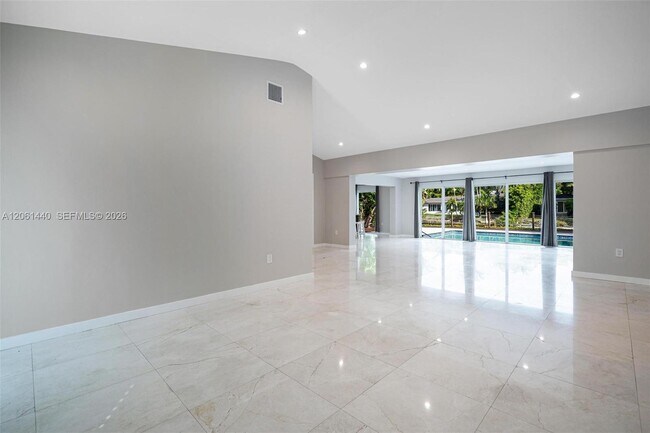 Foto del edificio - 739 Blue Rd