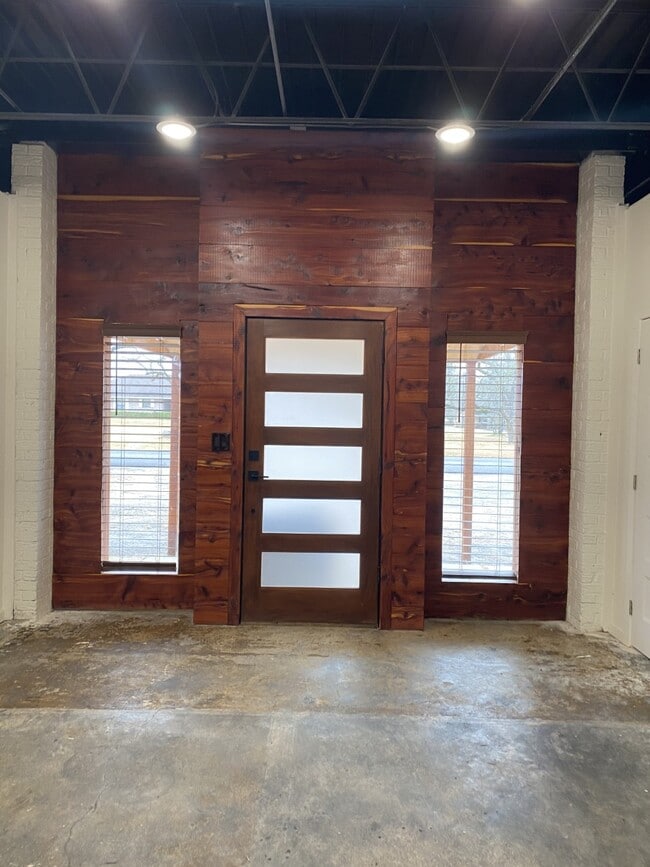 Building Photo - 915 N Waldrip St