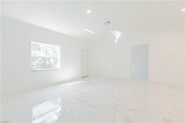 Foto del edificio - AVAILABLE NOW-TROPIC ACRES-THREE BEDROOM T...