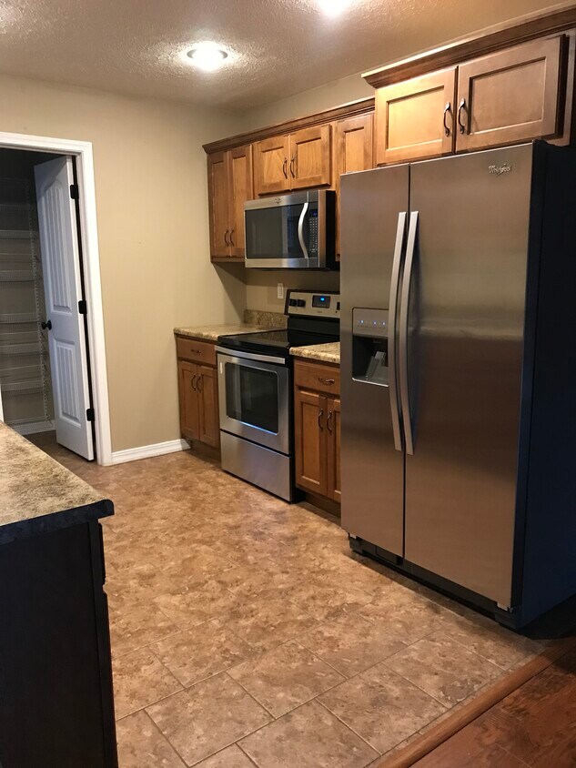 Building Photo - 14377 Daisy Dr