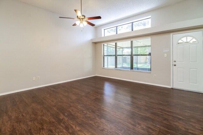 Building Photo - 1063 Alpug Ave