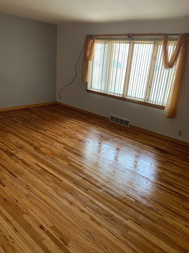 Building Photo - 20 W 25th Ave