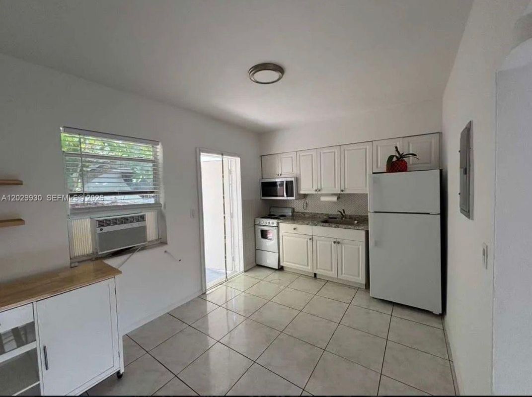 Foto del edificio - 424 NE 64th St