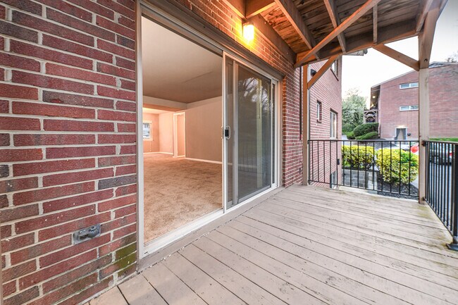 Foto del edificio - Brooke Court Apartments