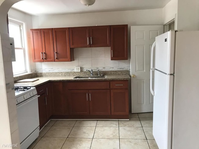 Building Photo - 3 br, 2 bath Townhome - 7539 Berkshire Rd
