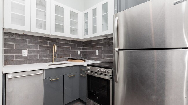 Building Photo - 225 Suydam St