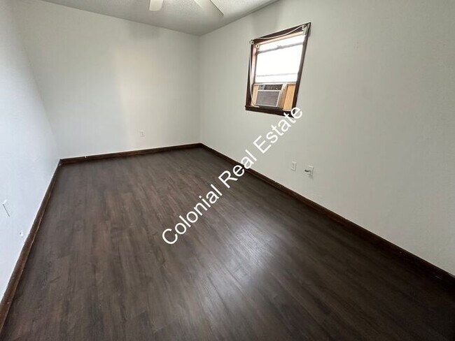 Building Photo - Spacious and newly updated 2 bedroom 2 bat...