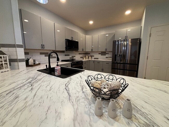 Foto del edificio - Beautiful Remodeled 3 Bedroom End Unit Tow...