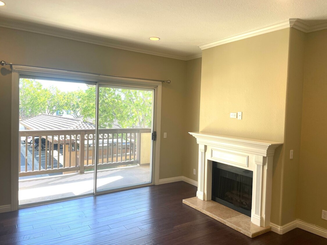 Foto principal - Spacious 1 Bed 1 Bath, In Unit Laundry and...