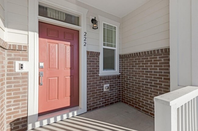 Building Photo - Come home to this low maintenance gem!