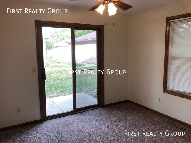 Building Photo - 2 Bedroom, 2 bath Upstairs Apartment in Ce...