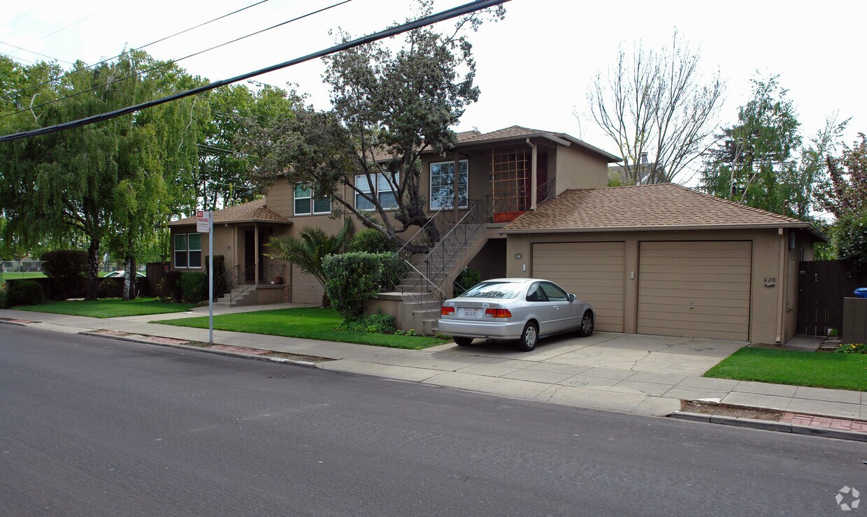 Foto del edificio - 618-620 622 E Santa Inez Ave