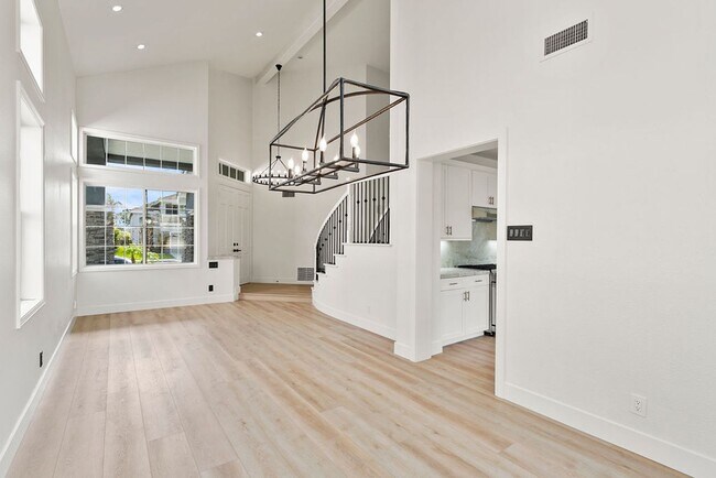 Building Photo - Gorgeously Upgraded 4 Bedroom Pool Home in...
