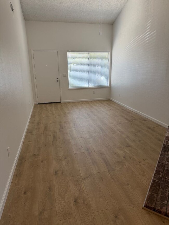 Foto del edificio - 5953 Moss Creek Cir