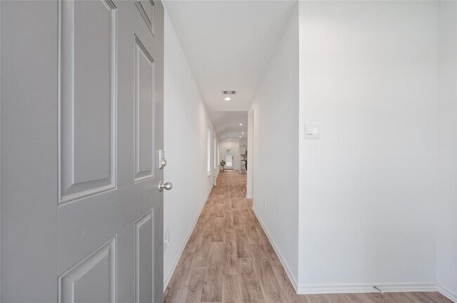 Building Photo - 24071 Kentwood Springs Dr