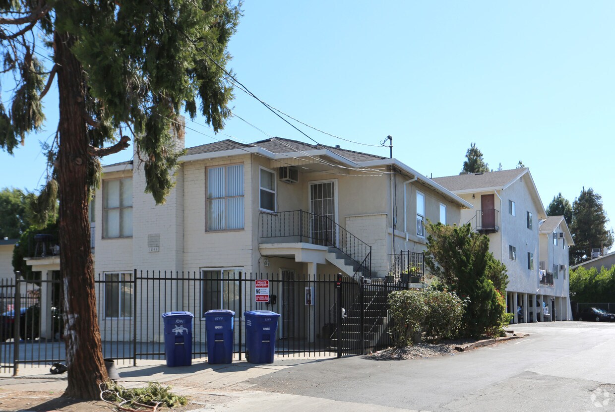 Primary Photo - 1844 Robin Ln