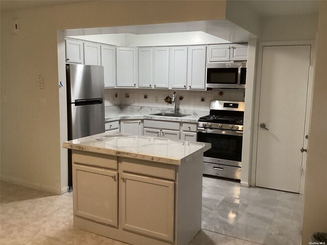 Building Photo - 70 Suydam St