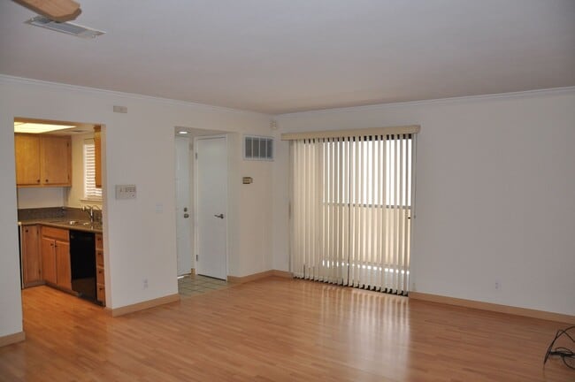 Foto del edificio - Gorgeous 2/2 near Hwy 101 & Fair Oaks with AC and Garage, 2 miles to Downtown Sunnyvale