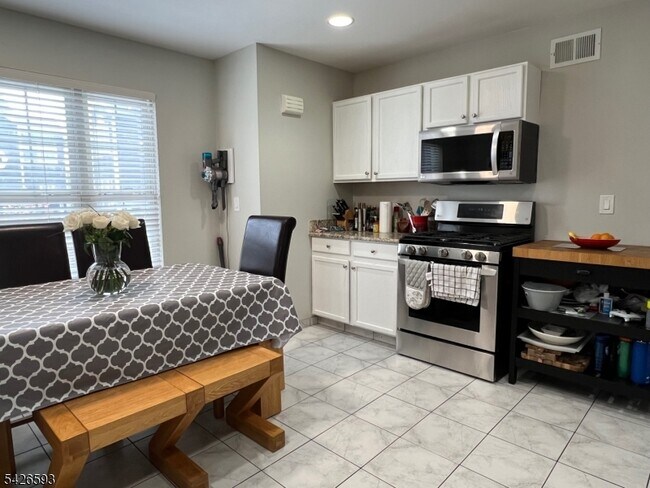 Foto del edificio - 100 Glenridge Ave