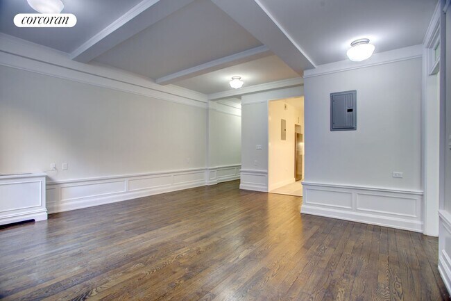 Building Photo - 250 W 104th St
