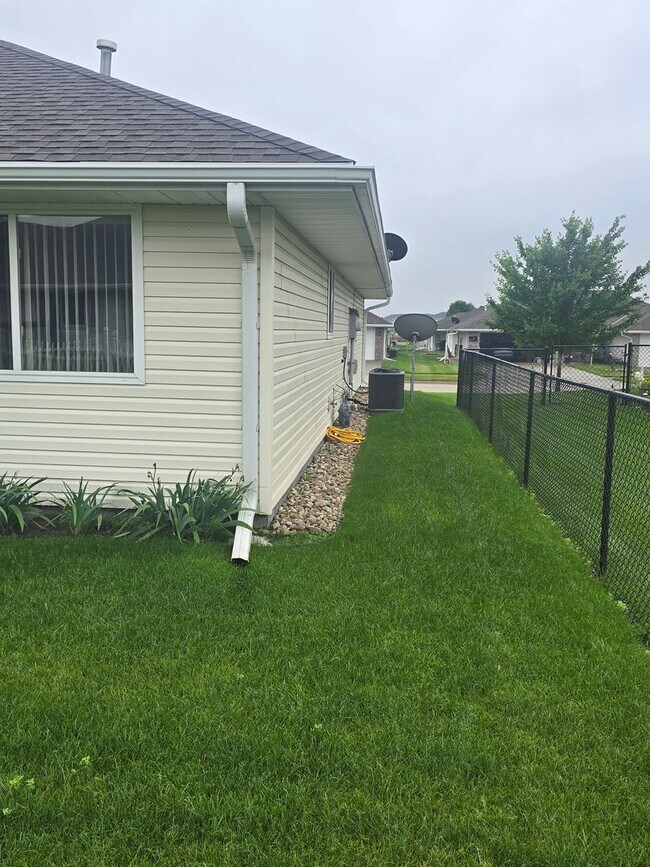 Building Photo - For Rent: 2 Bed / 2 Bath with 2-Car Garage...