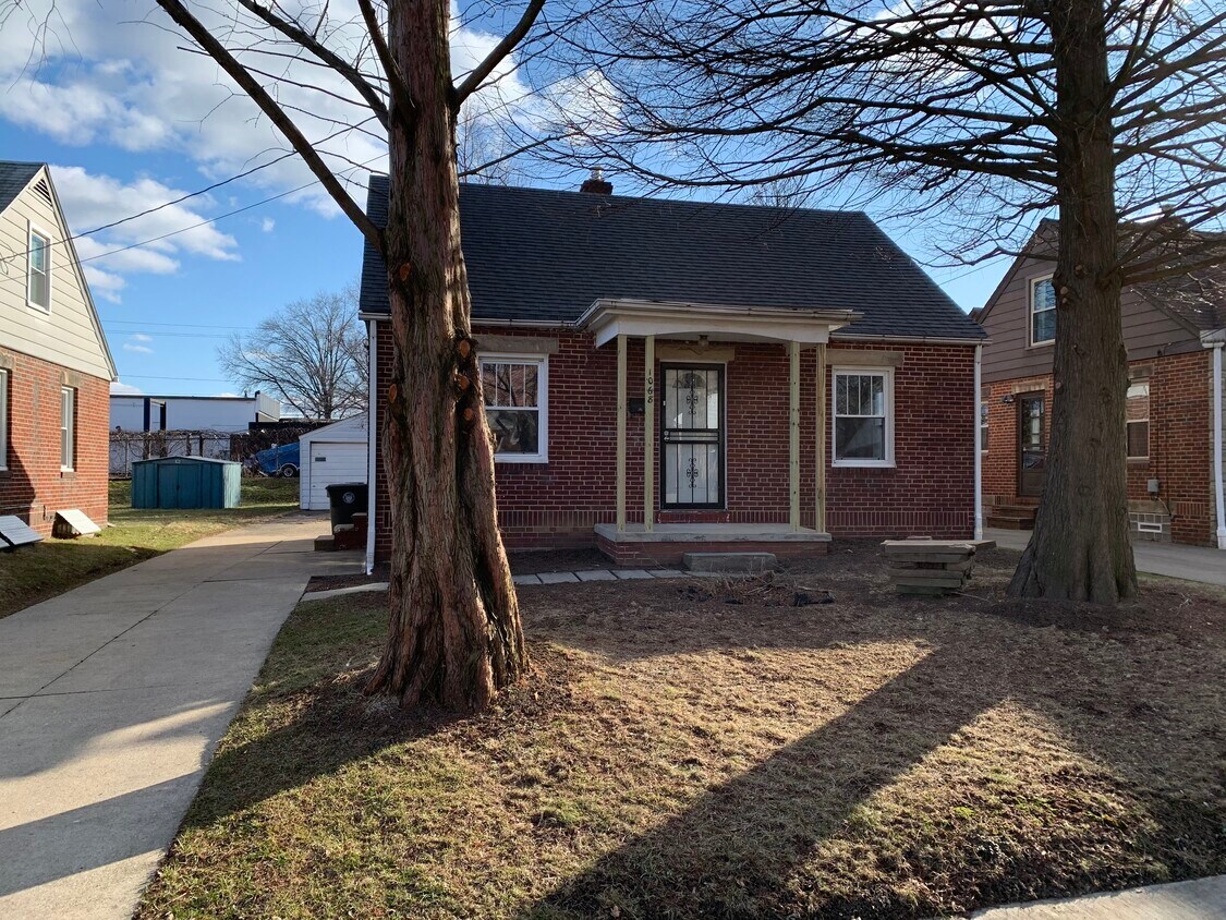 Primary Photo - 1068 Lindsay Ave