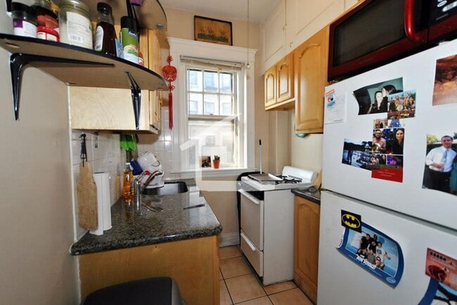 Building Photo - Spacious One Bed Just Steps To The Green Line