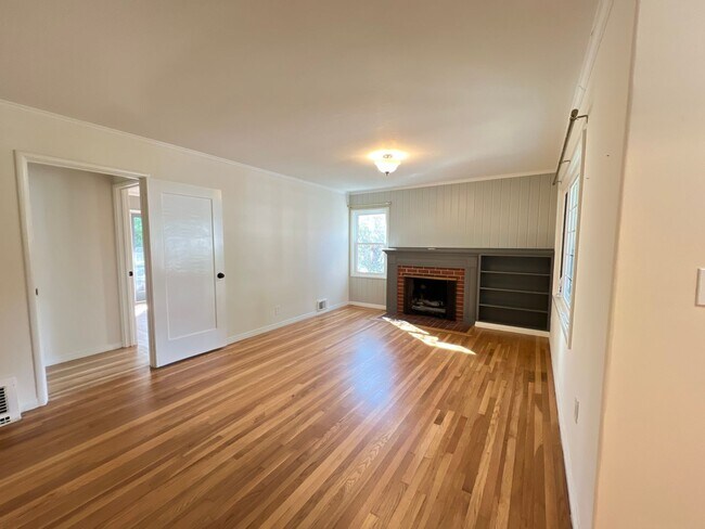 Building Photo - 2 Bedroom/1 Bath Available in Oakland!