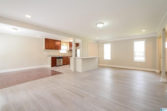 Building Photo - 721 Sleepy Hollow Dr