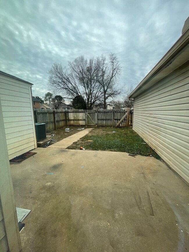 Building Photo - ** 3 bed 2.5 bath townhouse located by ACA ** Call our self showing number to schedule a tour 334...