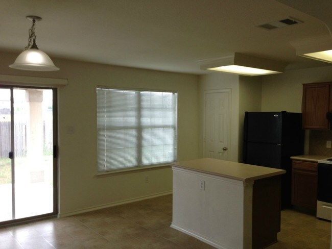 Foto del edificio - 621 Dark Tree Ln