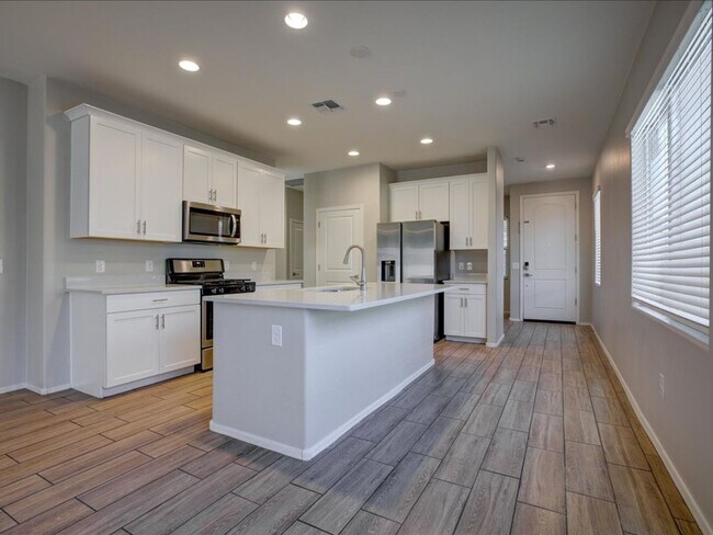 Building Photo - 3-bedroom, 2-bathroom home with an office/den