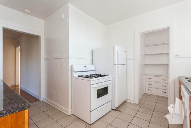 Building Photo - 2 bedroom in Chicago IL 60657