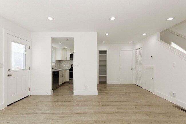 Foto del edificio - 1st Month free Rent !