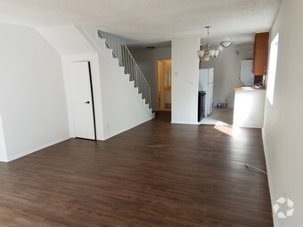 Sala de estar, cocina, y de la entrada - 10614 Eastborne Ave
