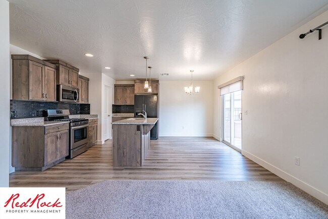 Foto del edificio - Adorable Stand Alone 4 Bedroom Corner Unit with Fully Fenced Backyard. Small Dogs Welcome.